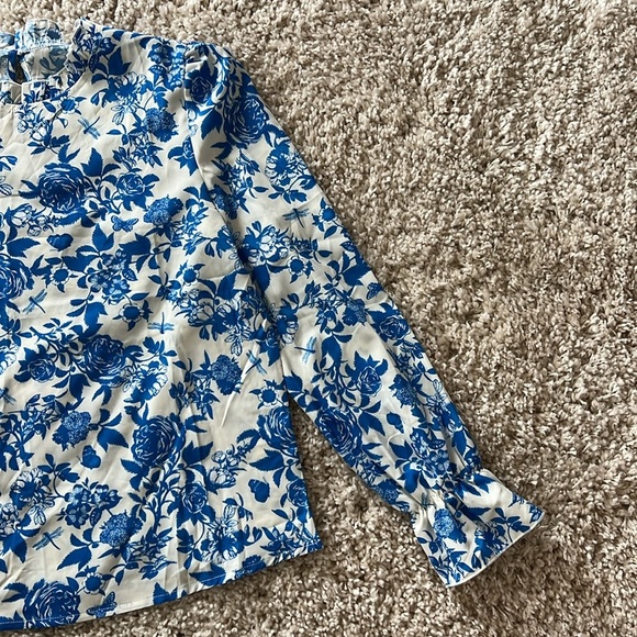 NWOT Floral Blue and White Women's Top - Picture 5 of 8